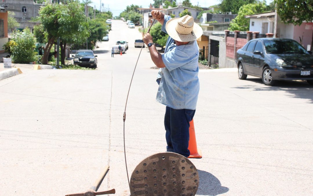 Persisten problemas en drenaje sanitario en distintos puntos de La Cruz