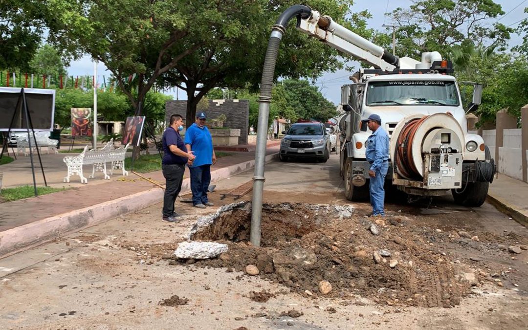 Efectúa Japame trabajos en línea de drenaje sanitario colapsada en colonia El Pedregal