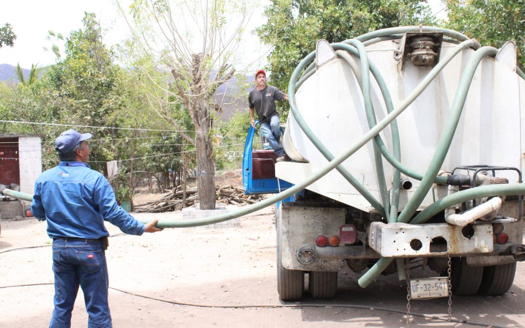 Suministra japame agua potable por medio de pipas a comunidades con problemas de sequía en el  municipio